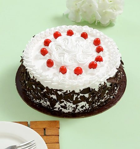 Cream & Cherry Black Forest Cake Half Kg