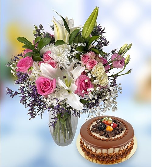 Handsome Glass Vase With Cake Combo